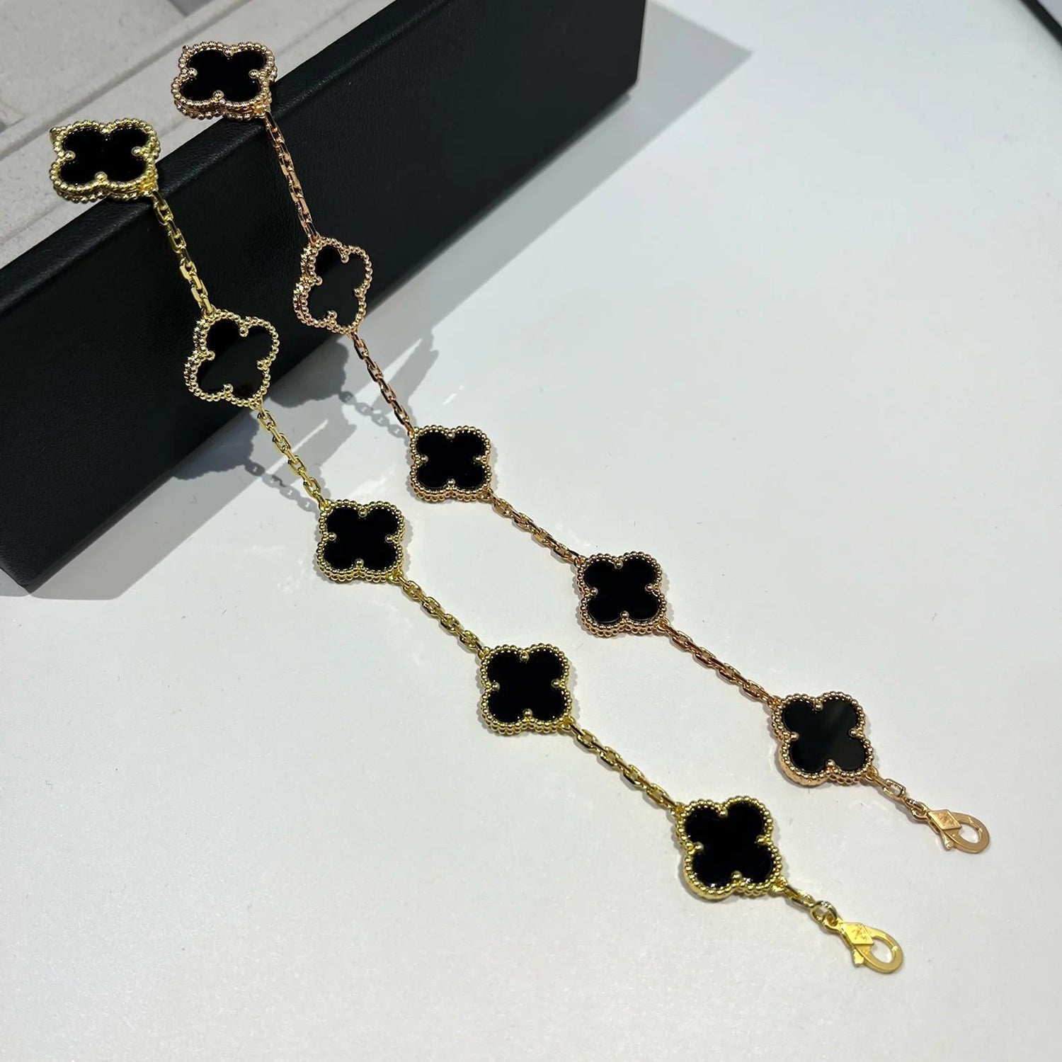CLOVER 5 MOTIF ONYXS BRACELET COLLECTION