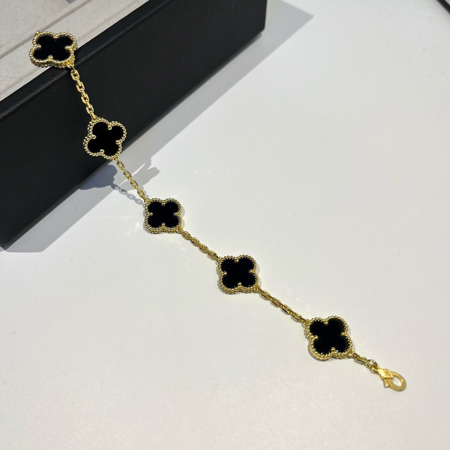 CLOVER 5 MOTIF ONYXS BRACELET COLLECTION
