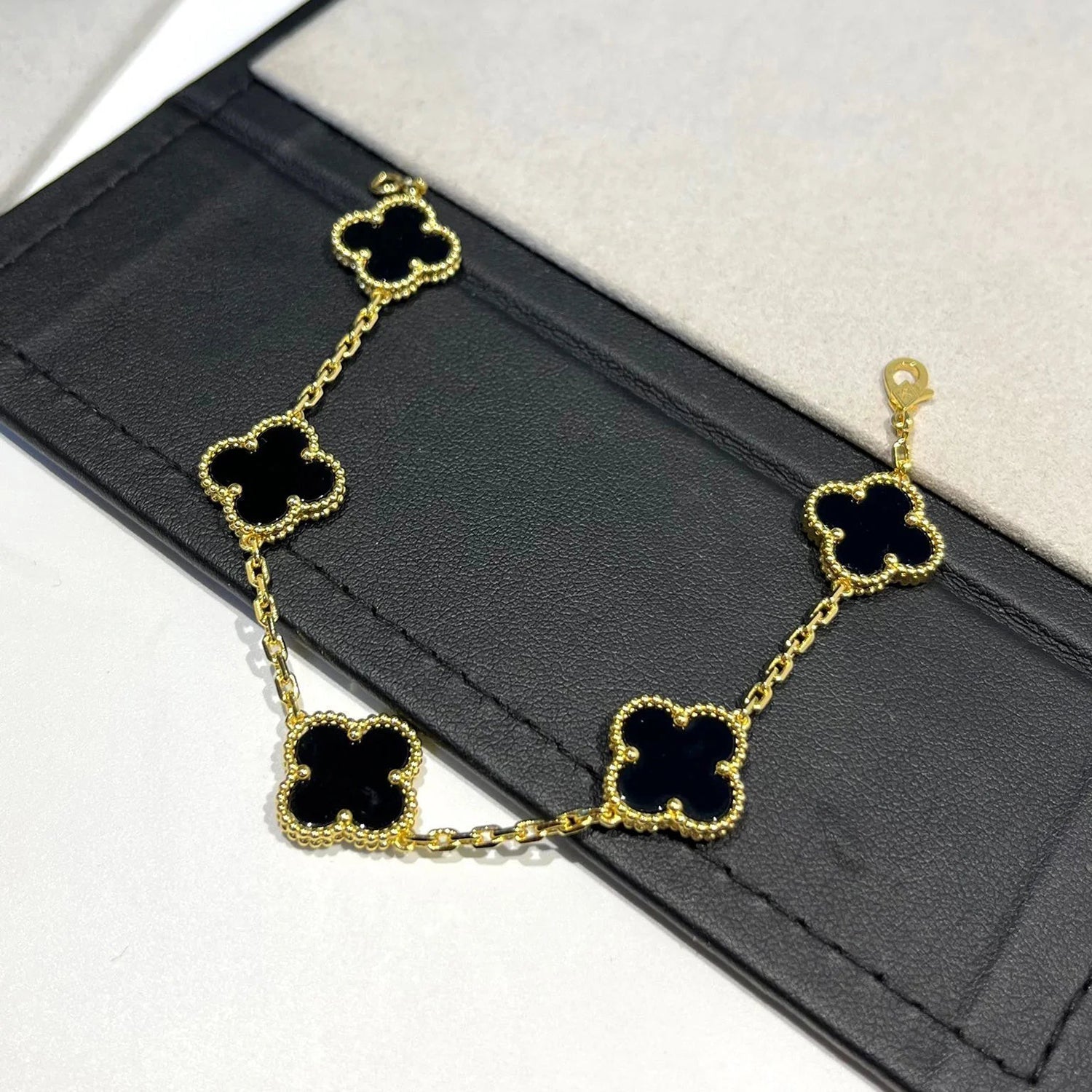 CLOVER 5 MOTIF ONYXS BRACELET COLLECTION