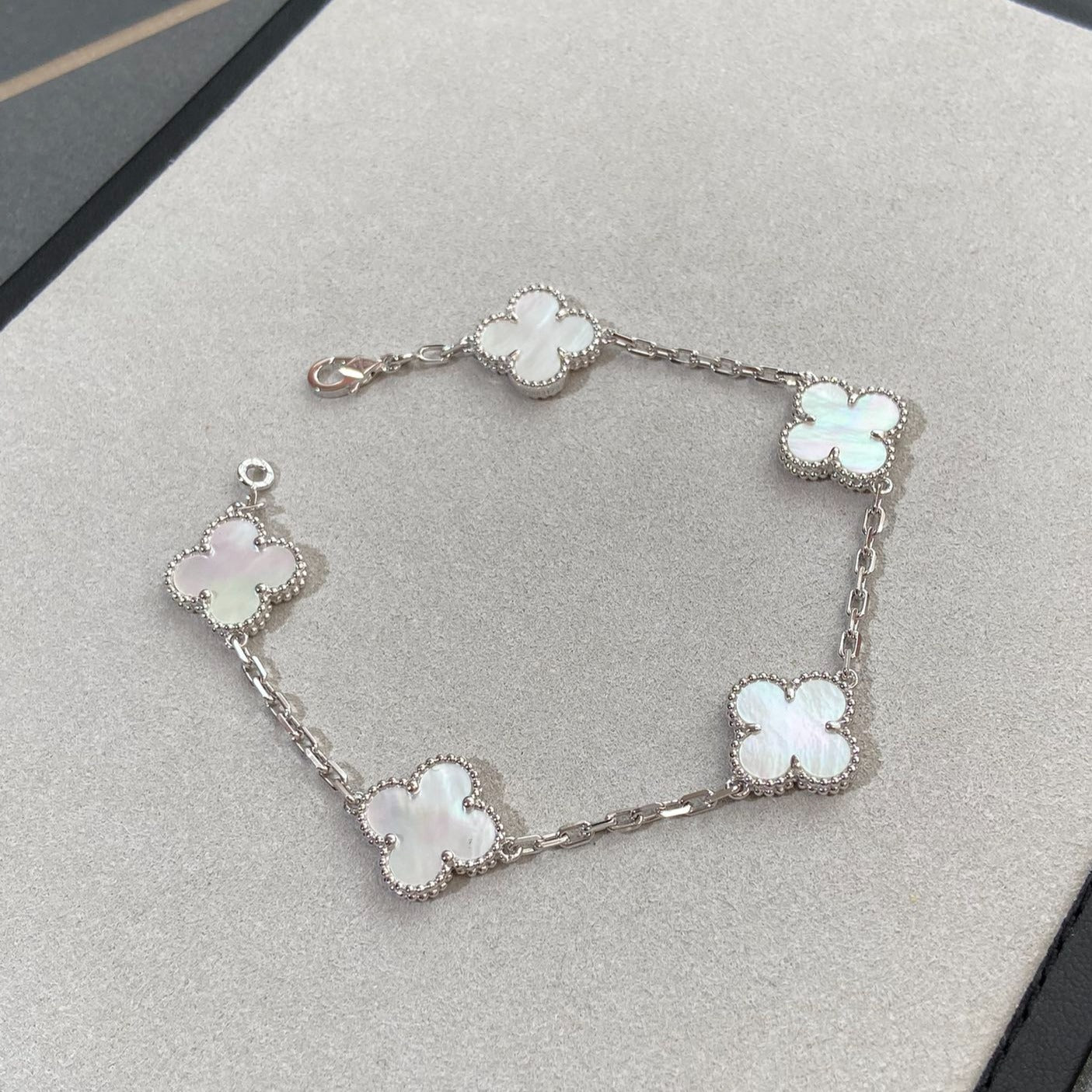 CLOVER WHITE PEARL MOP 5 MOTIF BRACELET COLLECTION