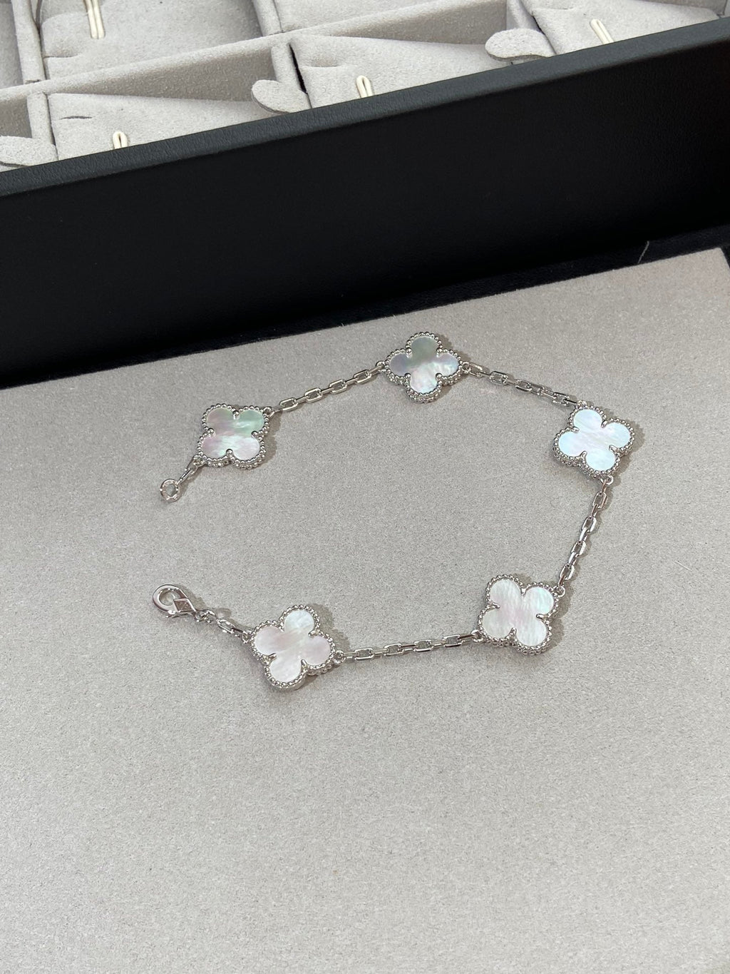 CLOVER WHITE PEARL MOP 5 MOTIF BRACELET COLLECTION