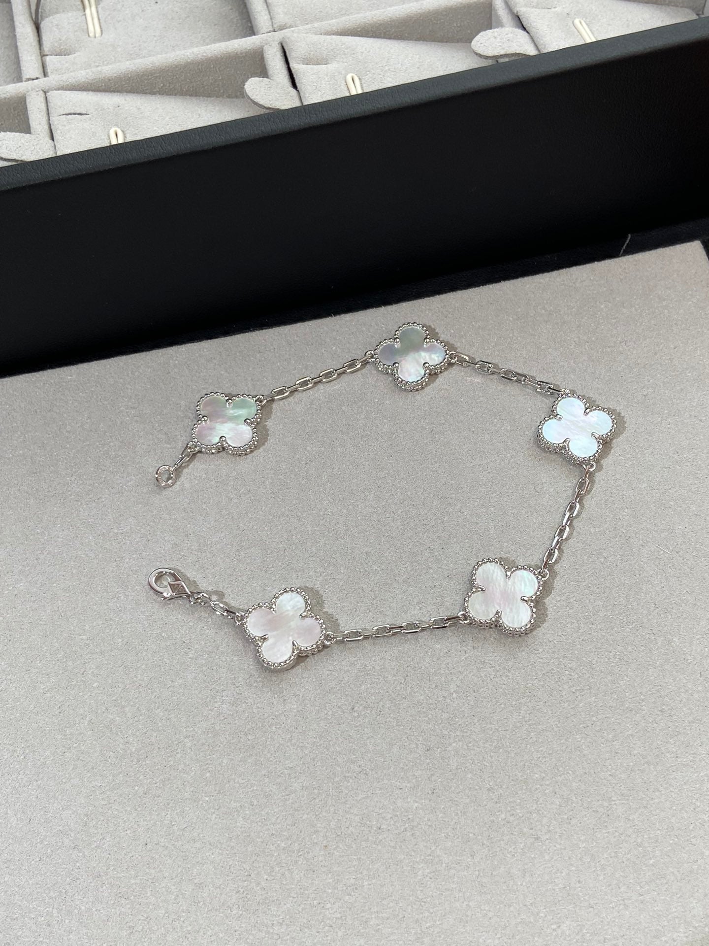 CLOVER WHITE PEARL MOP 5 MOTIF BRACELET COLLECTION