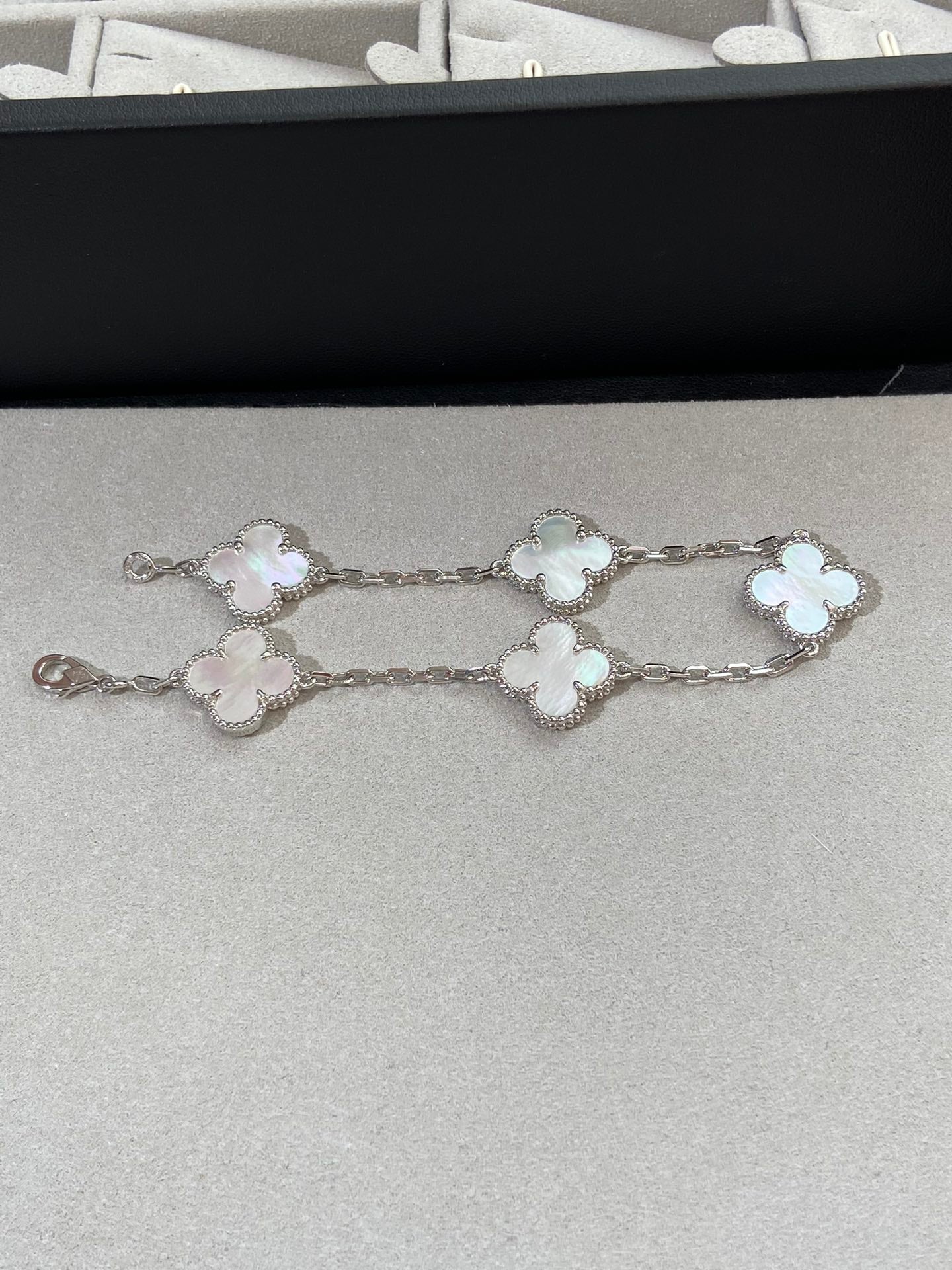 CLOVER WHITE PEARL MOP 5 MOTIF BRACELET COLLECTION