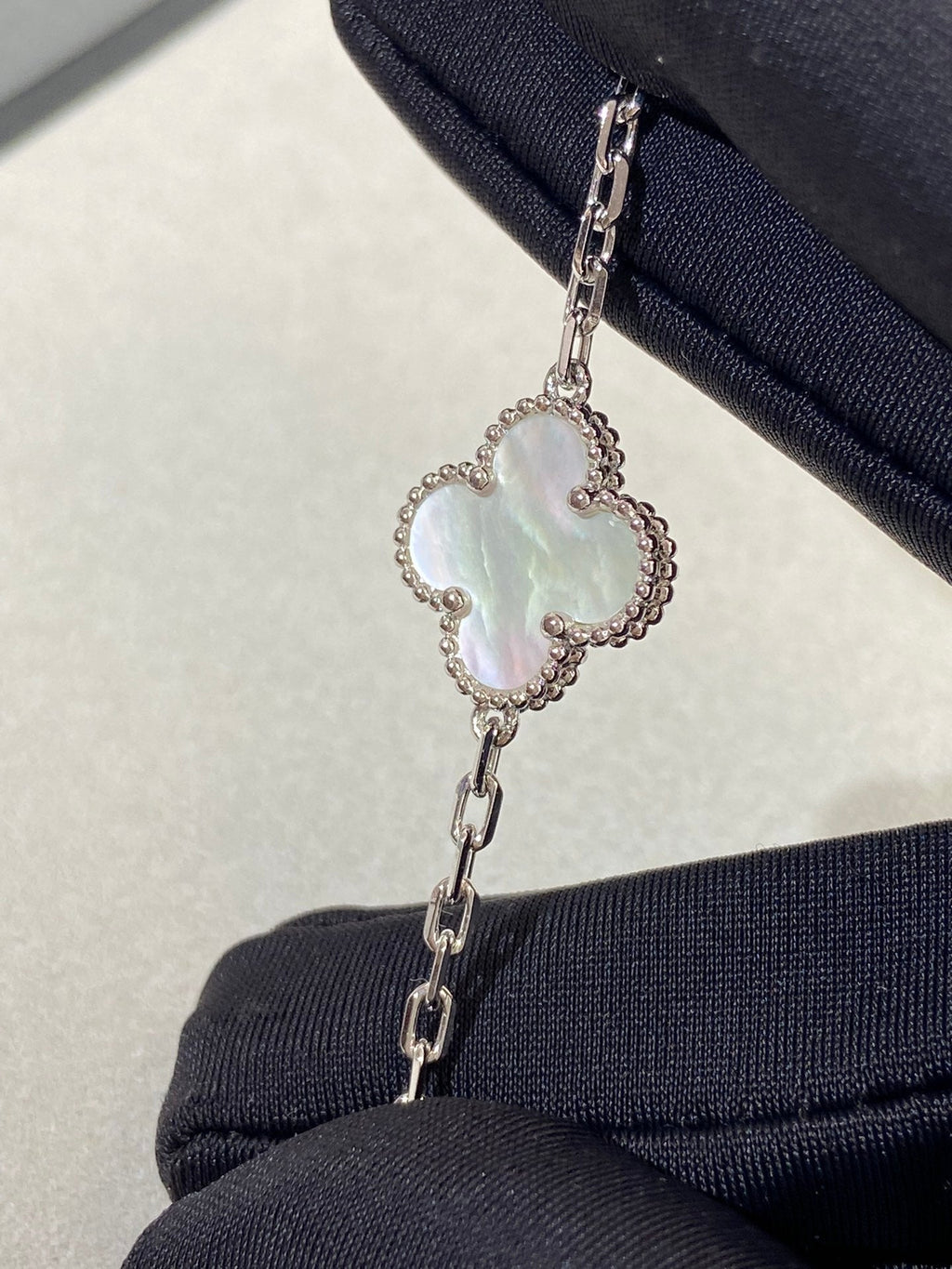 CLOVER WHITE PEARL MOP 5 MOTIF BRACELET COLLECTION