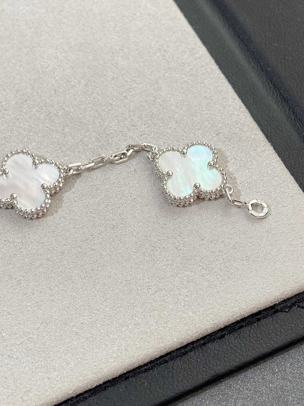 CLOVER WHITE PEARL MOP 5 MOTIF BRACELET COLLECTION