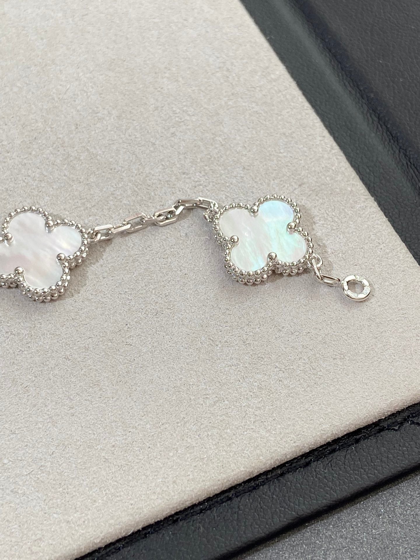 CLOVER WHITE PEARL MOP 5 MOTIF BRACELET COLLECTION