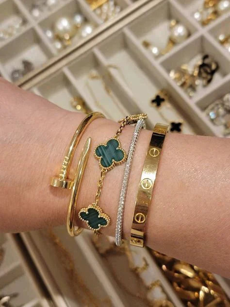 CLOVER Green Bracelet – Elegant Emerald-Hued Accessory