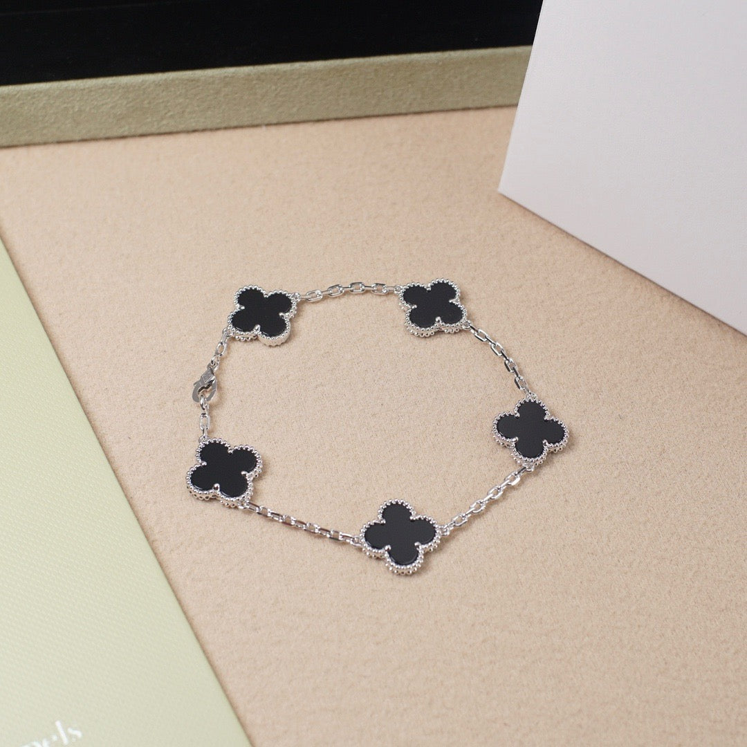 CLOVER 5 MOTIF ONYXS BRACELET COLLECTION