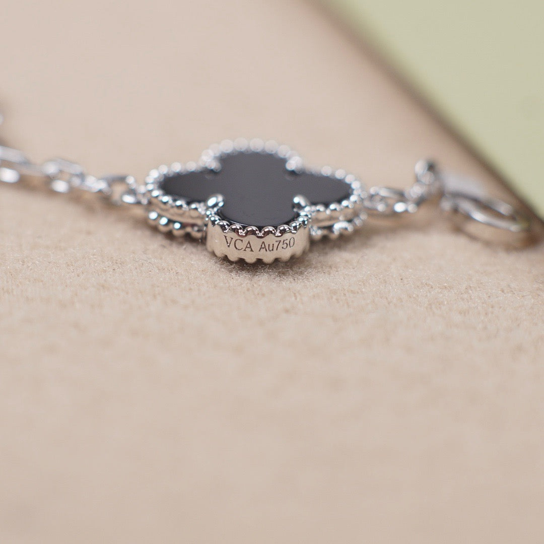CLOVER 5 MOTIF ONYXS BRACELET COLLECTION
