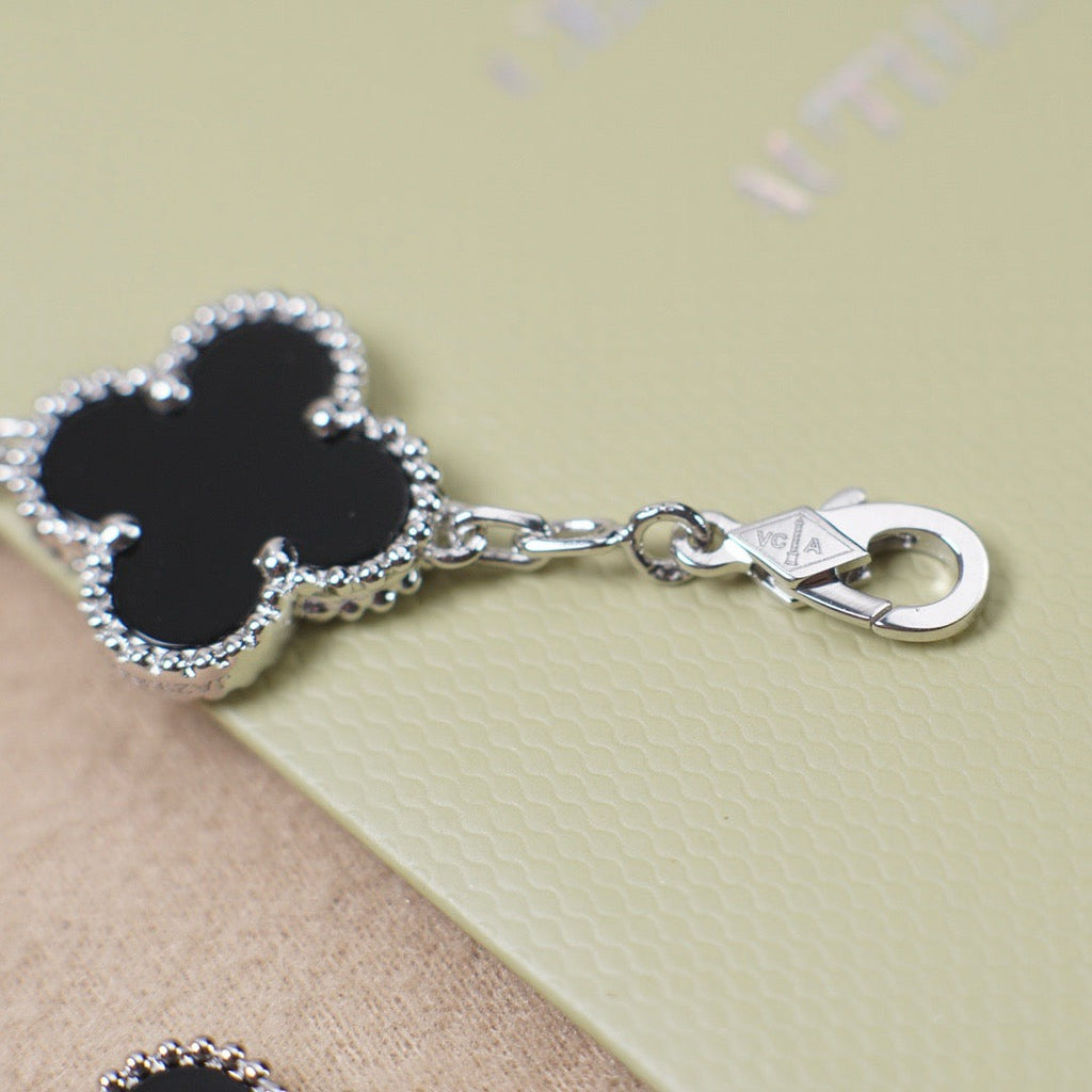 CLOVER 5 MOTIF ONYXS BRACELET COLLECTION