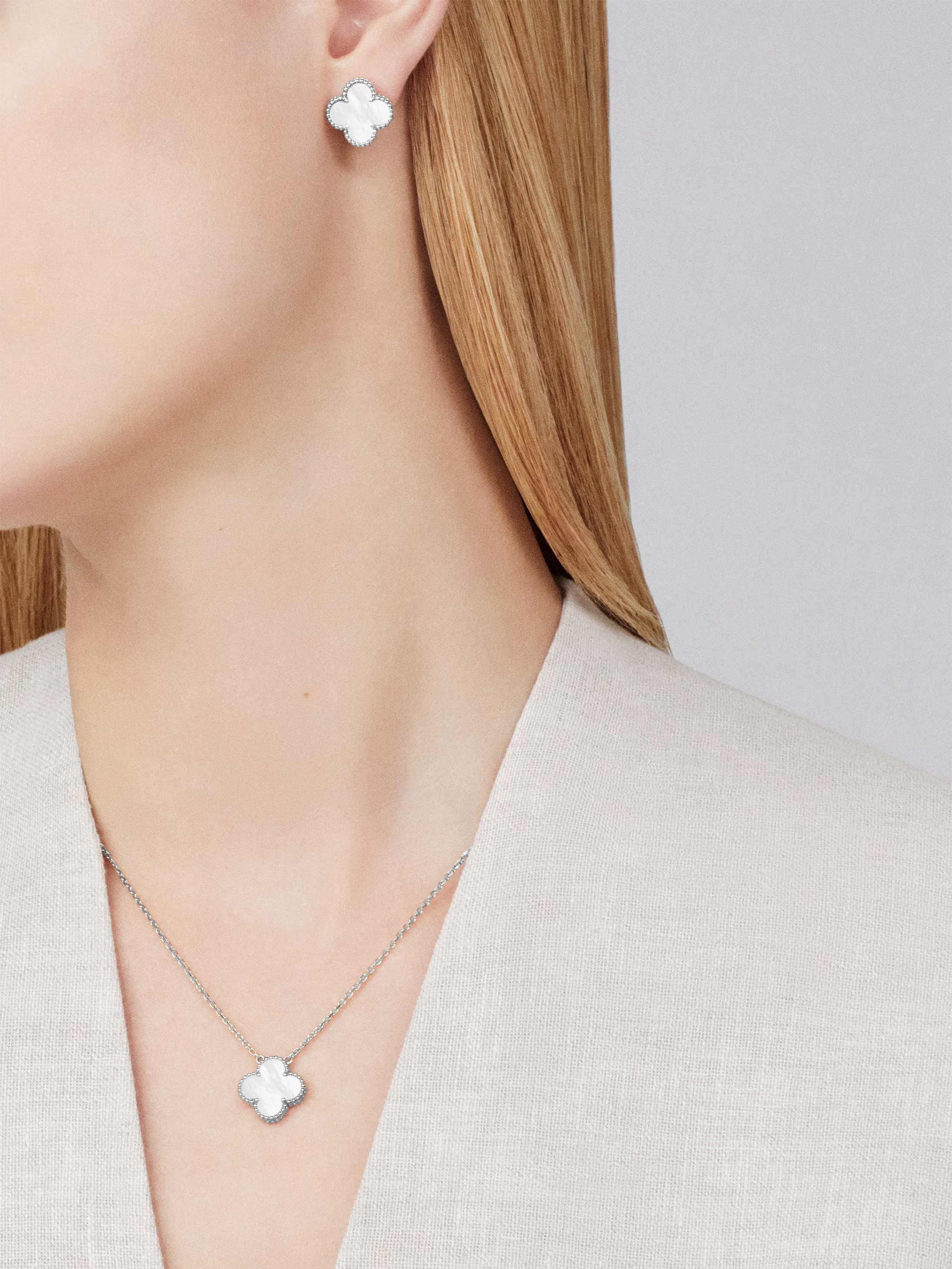 CLOVER White and Silver Necklace