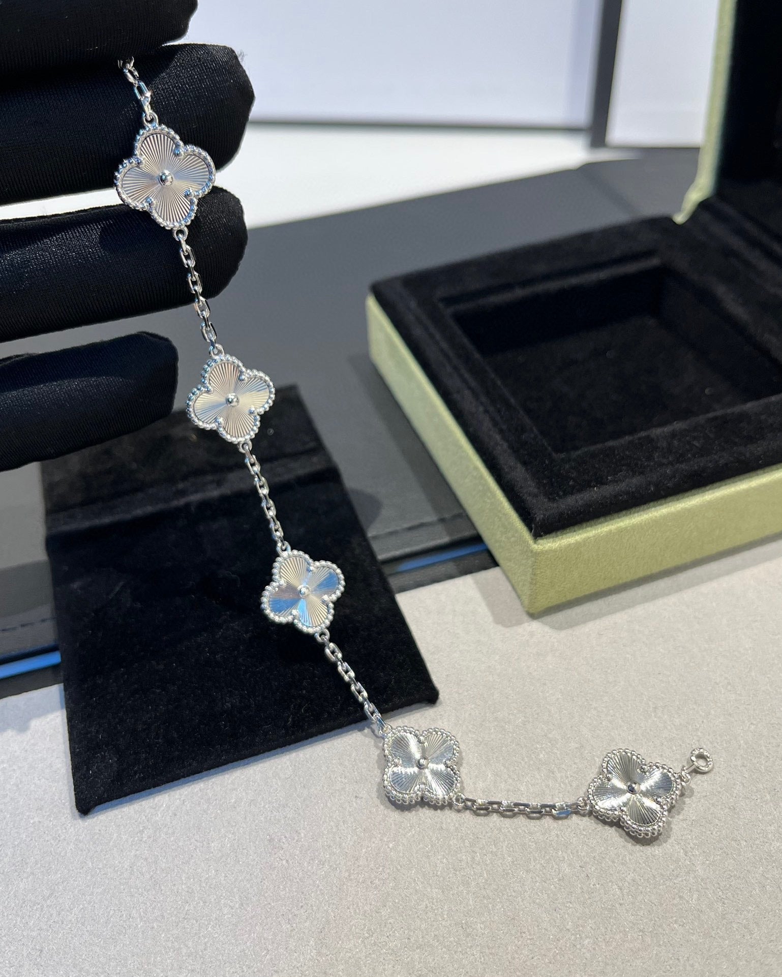CLOVER 5 MOTIF LASER BRACELET COLLECTION
