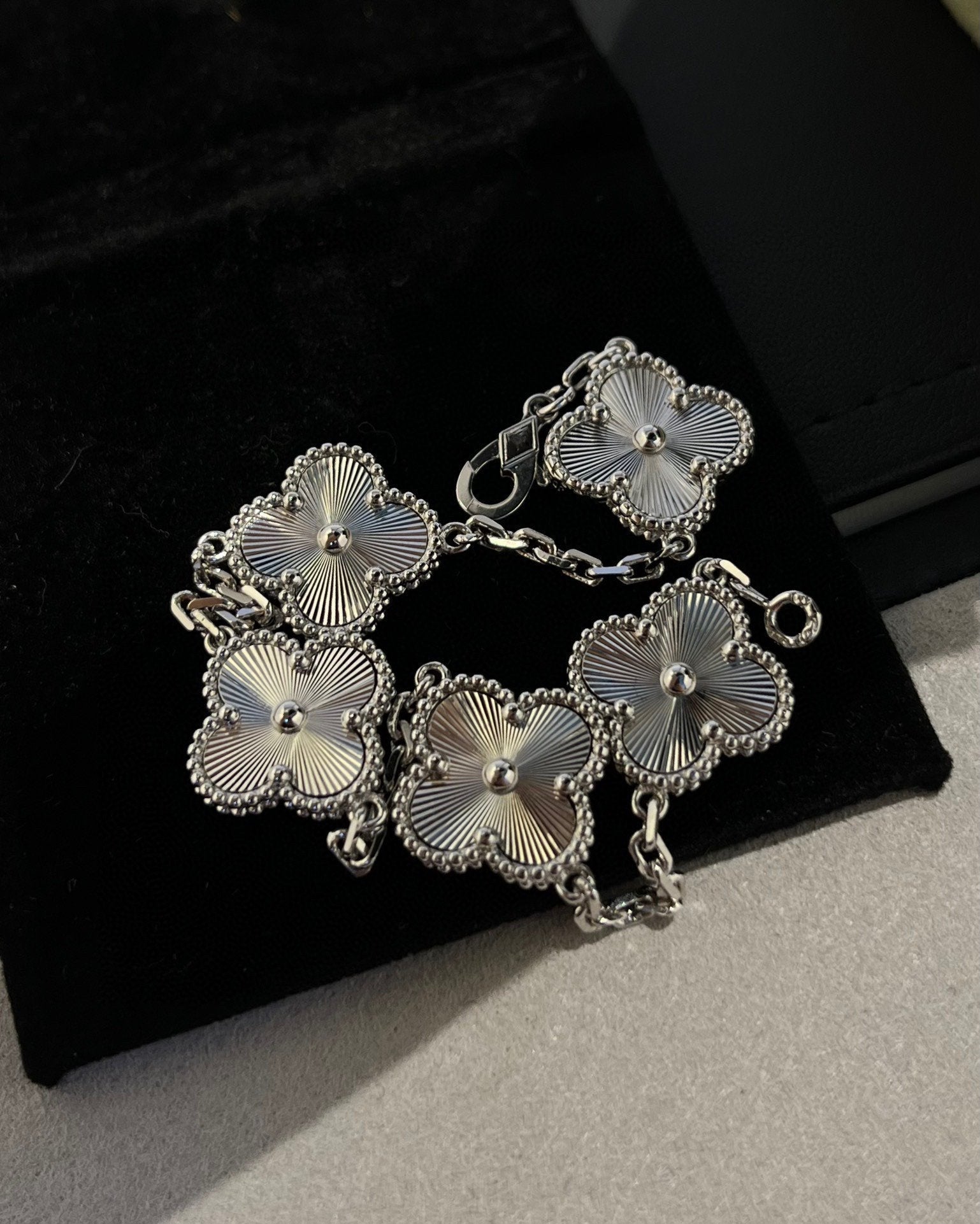 CLOVER 5 MOTIF LASER BRACELET COLLECTION