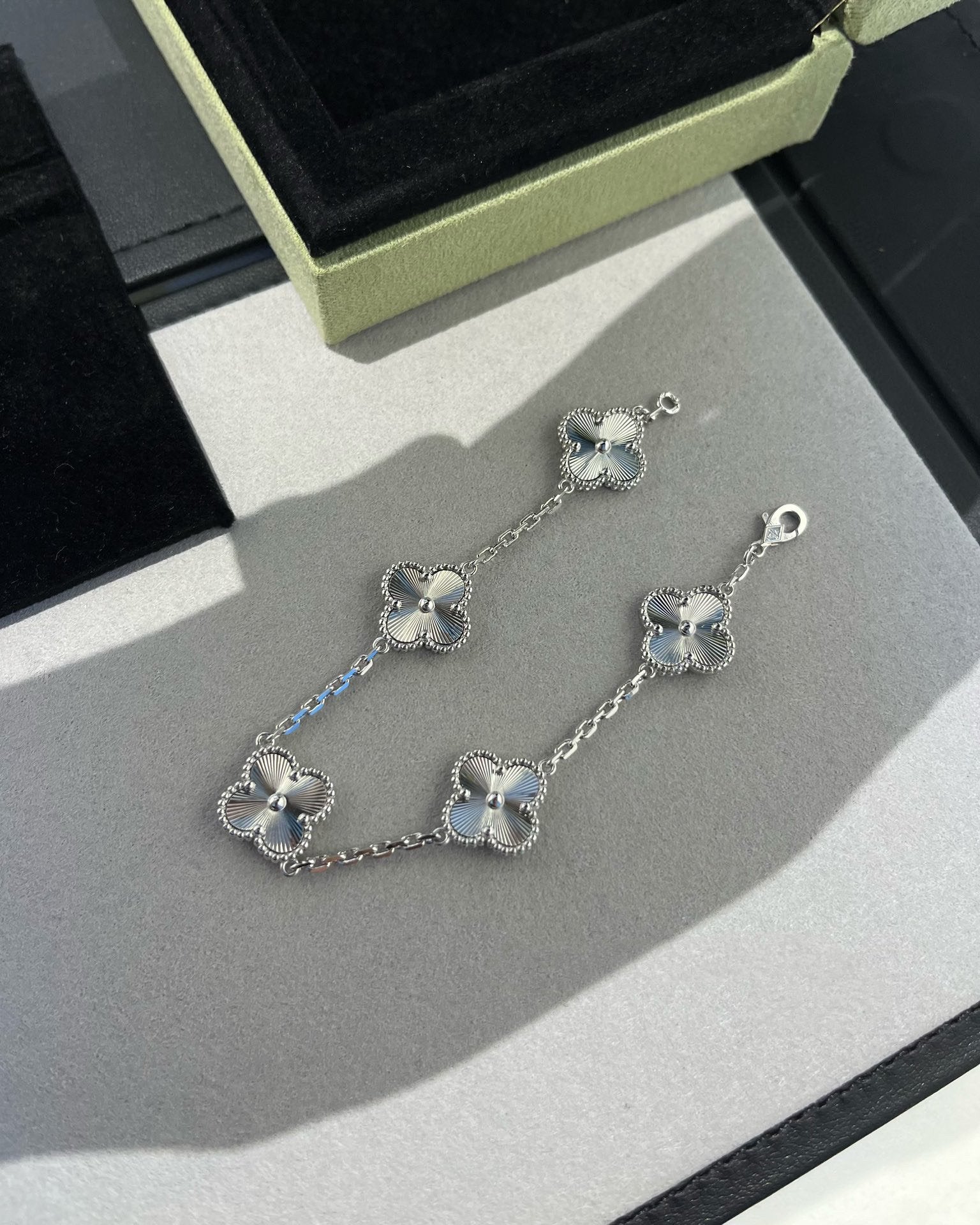 CLOVER 5 MOTIF LASER BRACELET COLLECTION